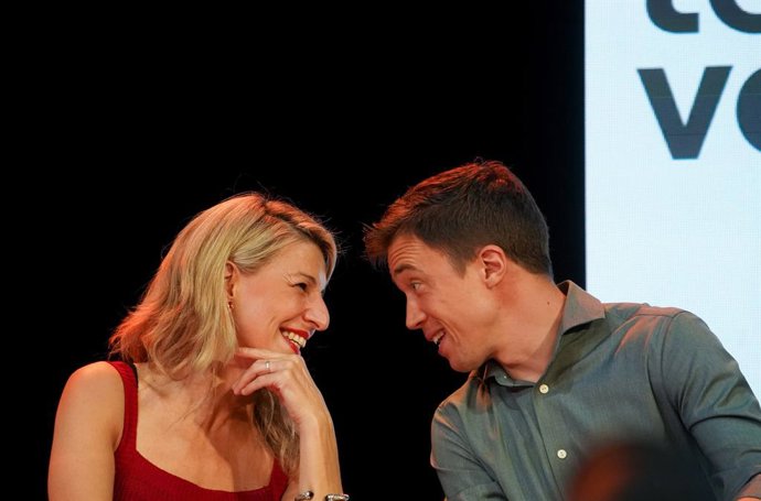 La candidata de Sumar, Yolanda Díaz i el líder de Més País, Iñigo Errejón, participa, en un acte al costat de candidats de Valncia al Congrés, en el teatre Olympia, a 8 de juliol de 2023, a Valncia, Comunitat Valenciana (Espanya). 