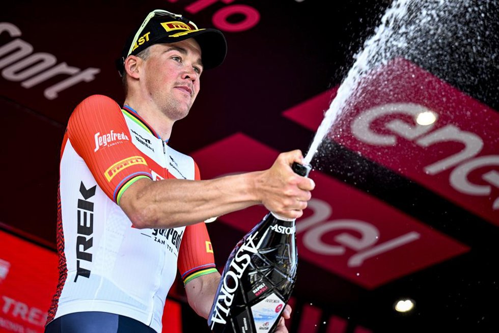Archivo - 11 May 2023, Italy, Naples: Danish cyclist Mads Pedersen of Trek-Segafredo celebrates on the podium after winning the sixth stage of the 2023 Giro D'Italia cycling race, 162 km in Naples. Photo: Jasper Jacobs/Belga/dpa