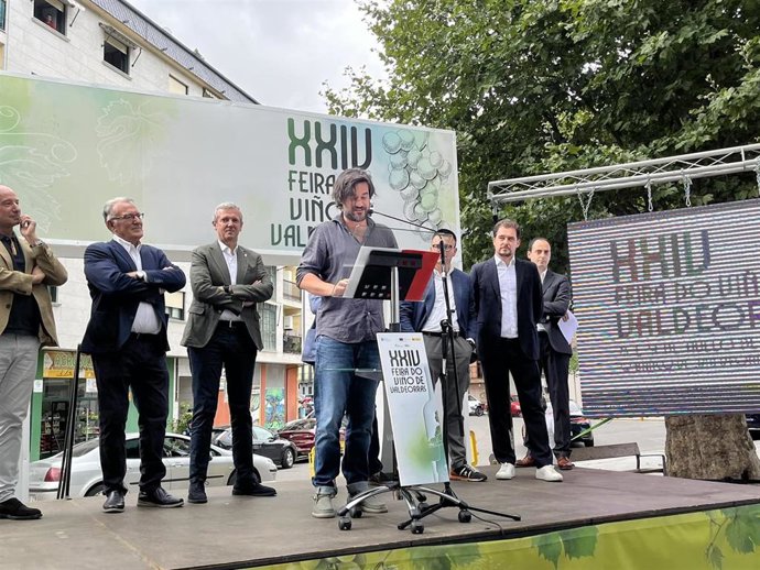 El escritor y periodista Manuel Jabois da el pregón de la Feira do Viño de Valdeorras.