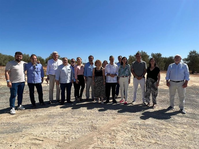 El candidato número uno al Congreso de los Diputados del PP por Sevilla, Juan Bravo, con otros miembros de la candidatura sevillana