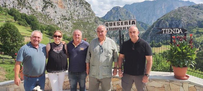 Los candidatos de Vox a las Cortes Generales durante una visita a una quesería de Bejes