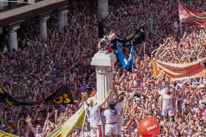 La puesta del pañuelo al Torico inicia las fiestas de la Vaquilla del Ángel en Teruel