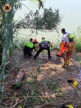 Rescatan a un bañista en el río Júcar a su paso por Sueca (Valencia) que no podía volver a la orilla