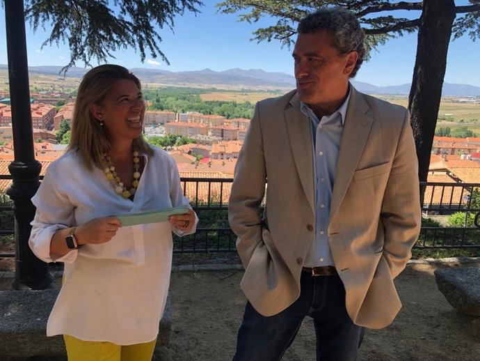 El cabeza de lista de Por Ávila al Congreso, Pedro Pascual, y la número uno al Senado, Ruth Pindado.