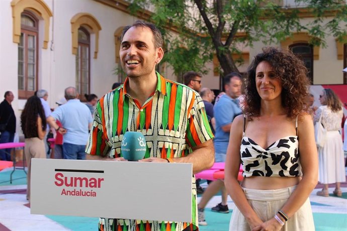 El candidato al Congreso de Sumar por la provincia de Málaga, Toni Valero, y la coordinadora de campaña, Diana Farnazeh.