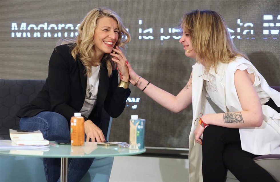 Archivo - La vicepresidenta segunda, Yolanda Díaz (i), y la escritora Elizabeth Duval (d), durante la presentación del libro Melancolía. Metamorfosis de una ilusión política, en Matadero Madrid, a 13 de abril de 2023, en Madrid (España).