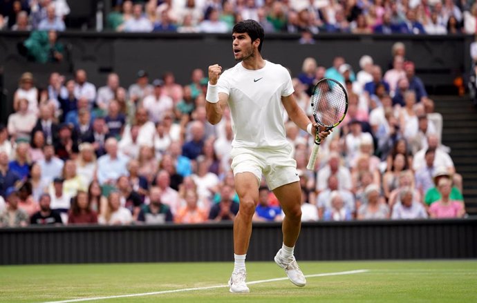 08 July 2023, United Kingdom, London: Spanish tennis player Carlos Alcaraz reacts during his match against Chile's Nicolas Jarry on day six of the 2023 Wimbledon Championships at the All England Lawn Tennis and Croquet Club in Wimbledon. Photo: Adam Dav
