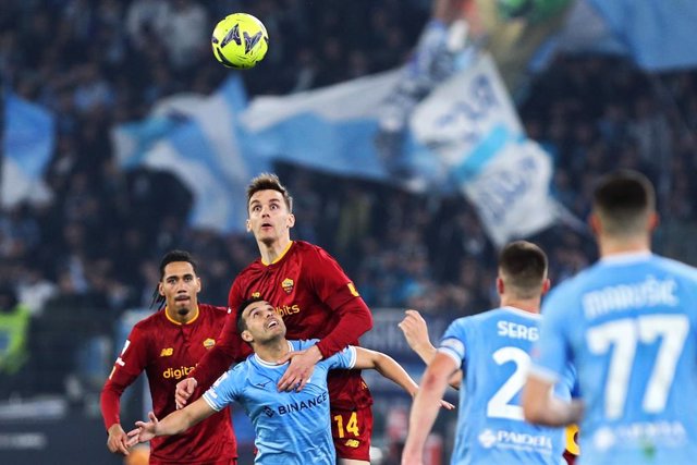 Archivo - Diego Llorente of Roma (UP) goes for a header with Pedro Rodriguez of Lazio (DOWN) during the Italian championship Serie A football match between SS Lazio and AS Roma on March 19, 2023 at Stadio Olimpico in Rome, Italy - Photo Federico Proietti 
