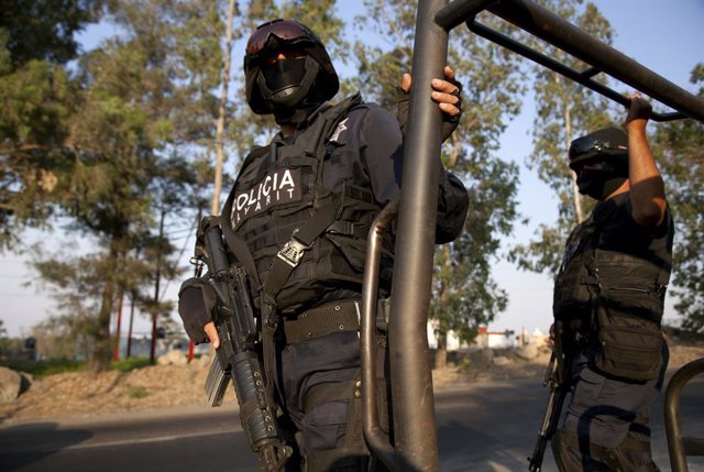 Archivo - May 15, 2012 - Tepic, Nayarit, MEX - Federal police officers patrol the streets of Tepic, capital of Nayarit state, Mexico, May 15, 2012. Even as pockets of modernity emerge in Mexico, half of its 113 million citizens live in poverty and politic
