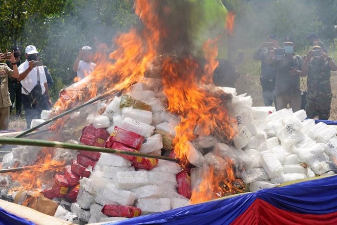 El Gobierno de Camboya quema más de dos toneladas de drogas ilegales