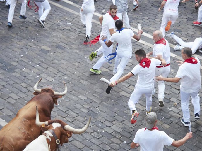 Los toros de la ganadería gaditana de Cebada Gago han protagonizado este domingo un peligroso tercer encierro de Sanfermines, con la manada rota desde Estafeta y dos toros sueltos en la parte final.