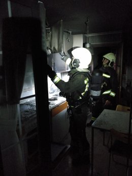 Los Bomberos en la casa incendiada