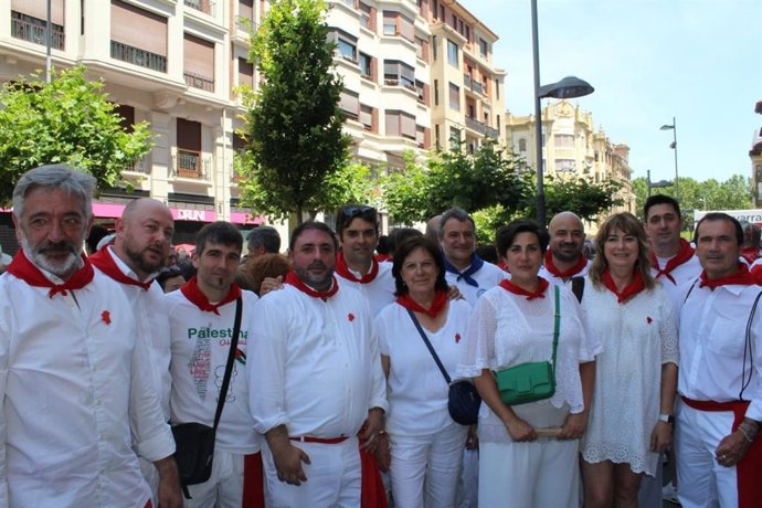 La cabeza de lista de Geroa Bai al Congreso de los Diputados, María Solana, junto con otros integrantes de la coalición en Pamplona durante los Sanfermines.