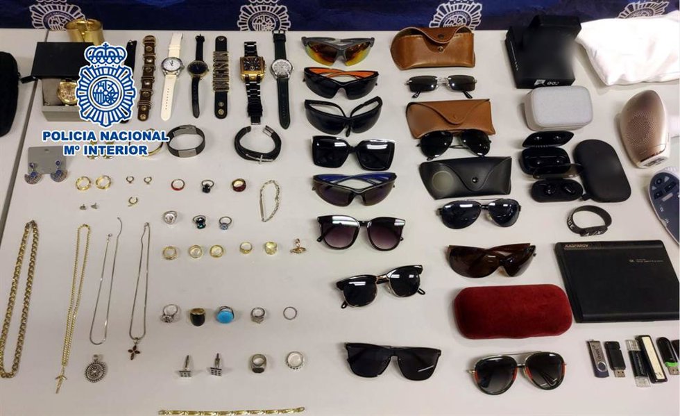 Detenido en prisión por robar joyas, relojes y aparatos tecnológicos en viviendas de Elx, Guadalajara y Valladolid
