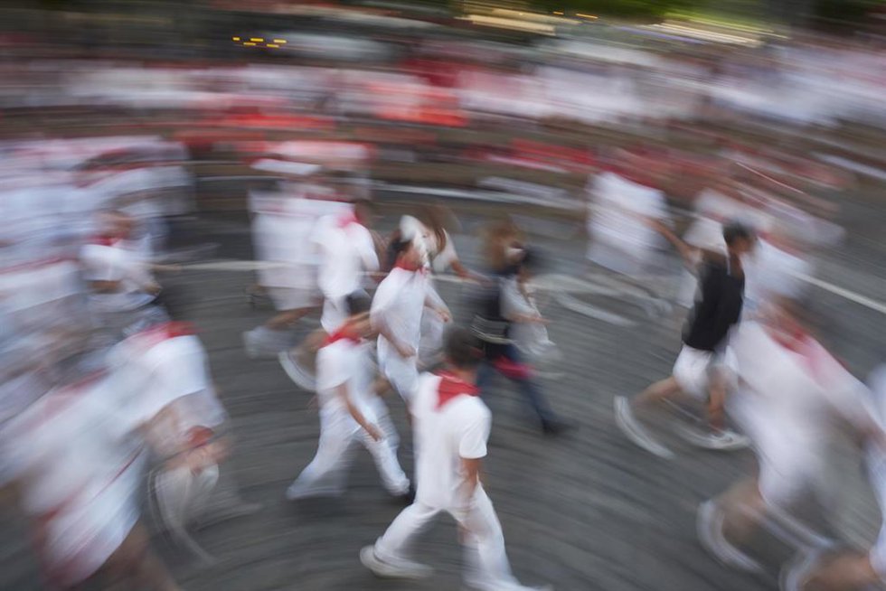 Varias personas durante un encierro en San Fermín.