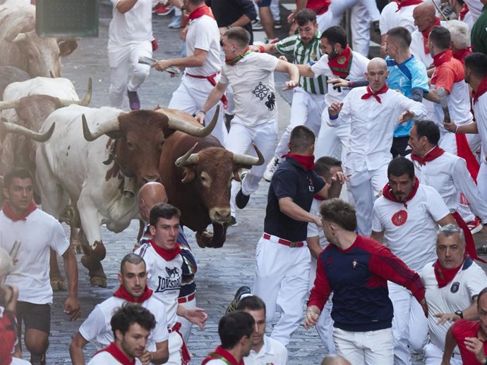 Tercer encierro de las fiestas de San Fermín con toros de Cebada Gago.