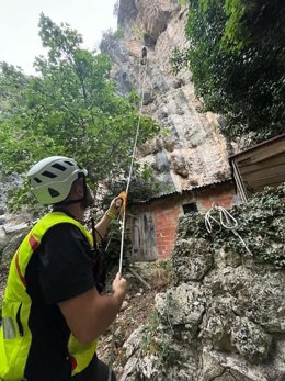 Rescate de las dos personas atrapadas en la vía ferrata de La Hermida