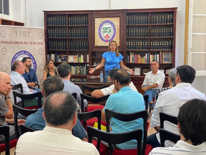 La candidata de Coalición Canaria al Congreso de los Diputados por la provincia de Santa Cruz de Tenerife, Cristina Valido, mantiene recientemente una reunión con artistas y gestores culturales de las islas