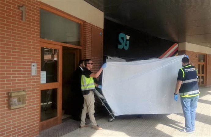 Momento en el que los servicios funerarios se han llevado el cuerpo de la mujer asesinada en Logroño en un presunto crimen machista.