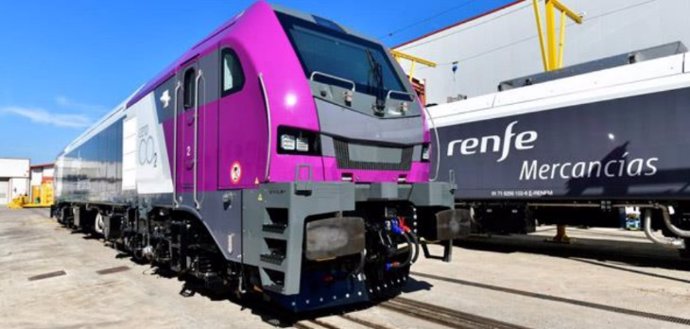 Archivo - Una de las locomotoras de Renfe Mercancías.