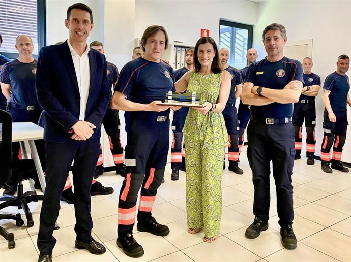 La alcaldesa de Santander, Gema Igual, y el concejal de Protección Ciudadana, Eduardo Castillo, visitan a los Bomberos municipales y entregan un reconocimiento a un efectivo que se jubila