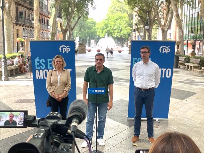 El candidato del PP al Congreso de los Diputados por Baleares, José Vicente Marí Bosó, en rueda de prensa, junto a la la número 1 de la lista 'popular' al Senado por Mallorca, Maria Salom, y el diputado autonómico, Antoni Costa.