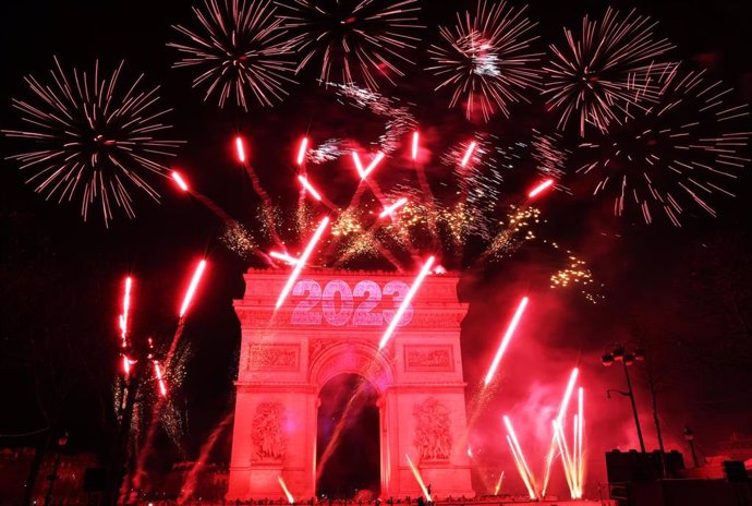 Archivo - Fuegos artificiales durante la celebración de Año Nuevo en Francia 