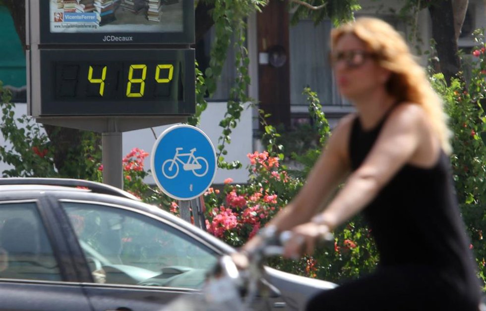 Archivo - Termómetro en Sevilla que refleja las altas temperaturas durante la ola de calor, archivo 