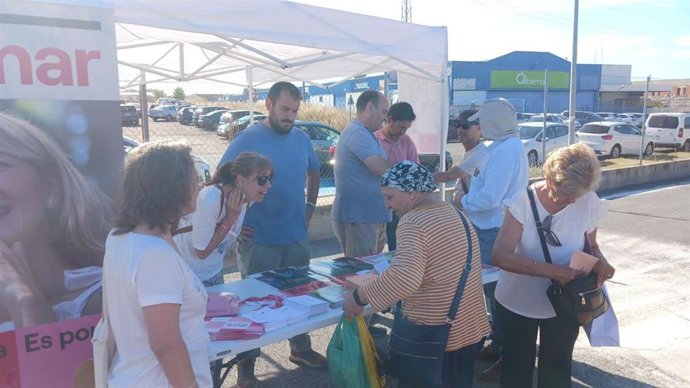 Marcelino Díaz en su visita al mercadillo de Badajoz.