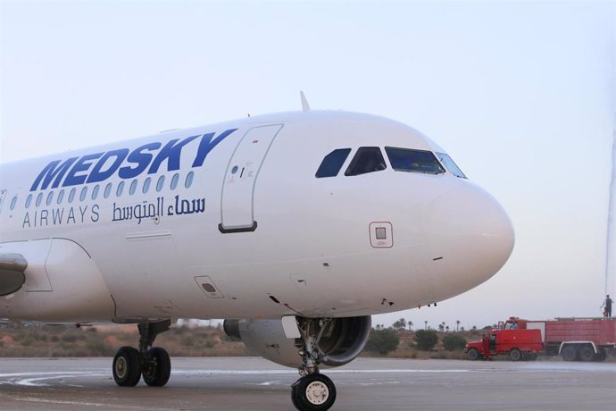 Archivo - Vuelo de la aerolínea libia MedSky 