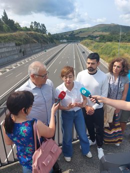 A candidata de Sumar Galicia ao Congreso dos Deputados pola provincia da Coruña, Marta Lois, atende aos medios de comunicación.