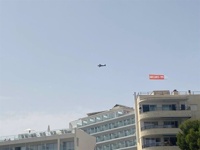 Una avioneta sobrevuela playas de Mallorca con el lema 'Adelante, vota PSOE'