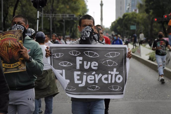 Archivo - Manifestación en recuerdo de los 43 estudiantes normalistas de Ayotzinapa