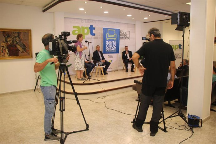 Ciclo 'Santa Cruz debate' en la sede de la Asociación de Periodistas de Santa Cruz de Tenerife