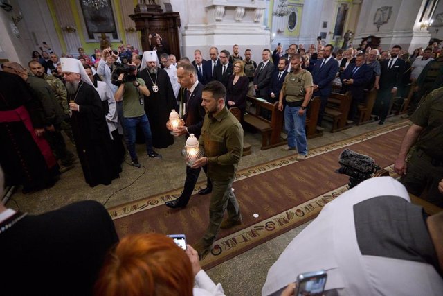 Andrzej Duda y Volodimir Zelenski conmemoran en Volinia la masacre de polacos durante la II Guerra Mundial