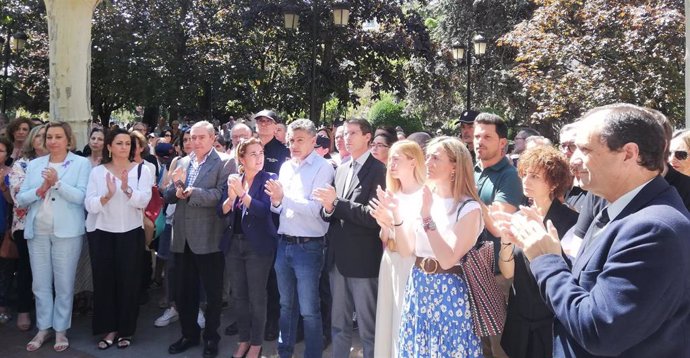 Autoridades y representantes políticos aplauden tras el minuto de silencio en condena del asesinato de ayer en Logroño