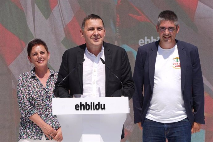 El coordinador general de EH Bildu, Arnaldo Otegi, junto a los candidatos de Gipuzkoa al Congreso y Senado Mertxe Aizpurua y Gorka Elejabarrieta
