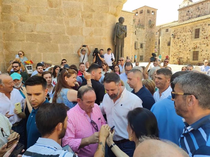 El líder de Vox, Santiago Abascal, saluda a simpatizantes en Cáceres
