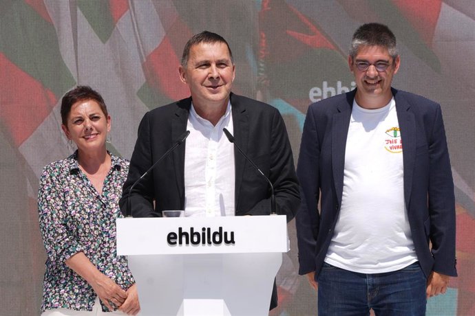 El coordinador general d'EH Bildu, Arnaldo Otegi, al costat dels candidats de Guipúscoa al Congrés i Senat Mertxe Aizpurua i Gorka Elejabarrieta
