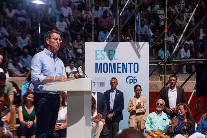 El presidente del PP y candidato a la Moncloa, Alberto Núñez Feijóo, en el mitin de la plaza de toros de  Pontevedra