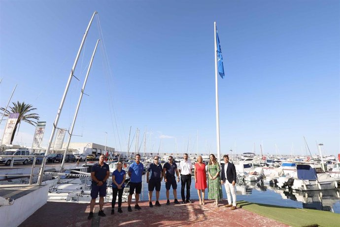 Izada de bandera azul en en el Puerto Deportivo de Marbella.