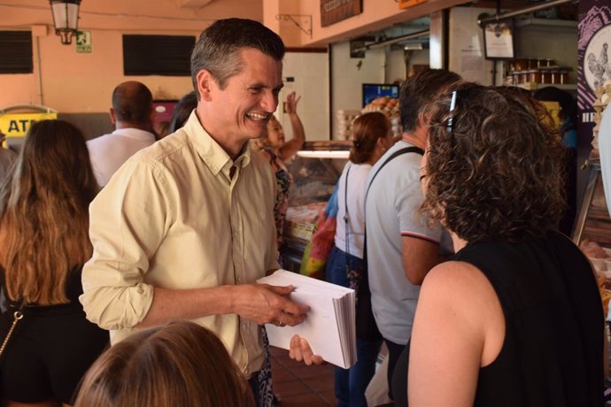 El candidato del Partido Popular al Congreso de los Diputados por la provincia de Santa Cruz de Tenerife, Juan Antonio Rojas, visita el Mercado Ntra. Sra. De África