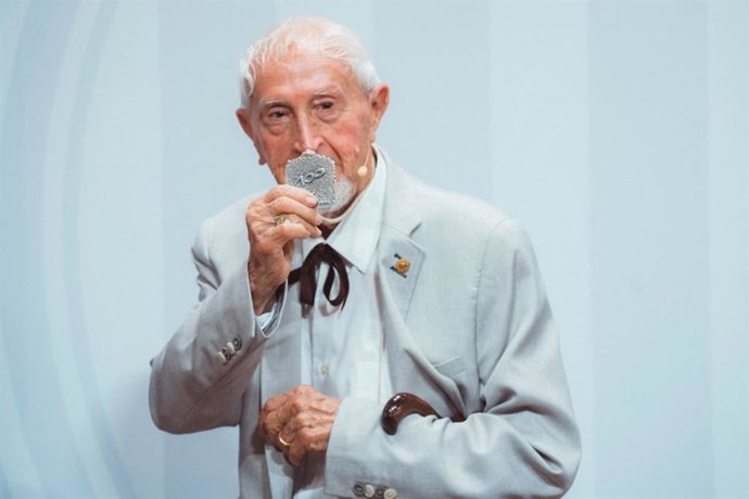 L'escriptor i assagista Josep Vallverdú compleix 100 anys i rep la Medalla centenria de la Generalitat