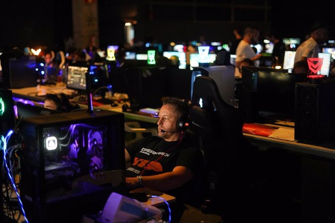 Un hombre frente al ordenador juega a videojuegos durante la inauguración del festival DreamHack Valencia 2023, en la Feria Valencia, a 7 de julio de 2023