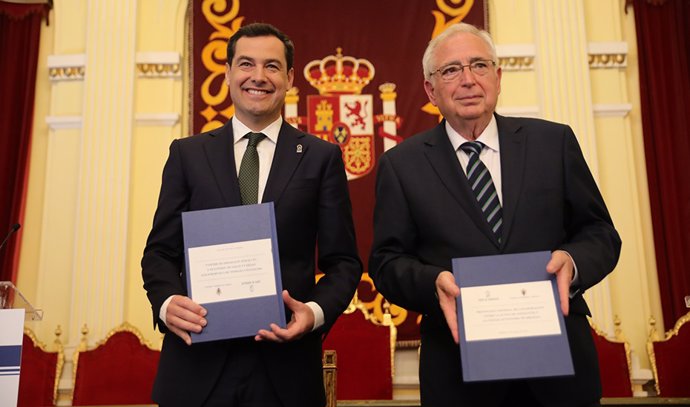 Archivo - El presidente de Melilla, Juan José Imbroda, y el presidente de la Junta de Andalucía, Juanma Moreno, en la firma del convenio de colaboración en 2019