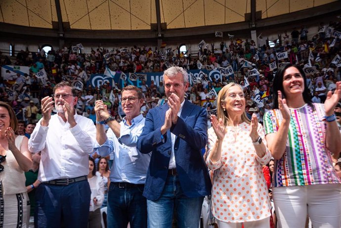 (I-D) O expresidente do Goberno Mariano Rajoy; o presidente do Partido Popular e candidato á Presidencia do Goberno, Alberto Núñez Feijóo; o presidente da Xunta de Galicia, Alfonso Rueda; a vicepresidenta do Congreso dos Deputados e sec