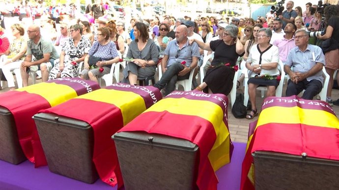 Los familiares de cuatro fusilados de la fosa 126 de Paterna reciben sus restos en un acto homenaje