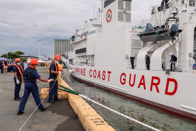 Archivo - June 1, 2022, Manila, Philippines: Workers secure ropes while sailors stand on deck manning the rail as BRP Melchora Aquino prepares to dock at Manila's port area, Philippines. June 1, 2022. The brand new multi-role vessel built by Japan was o