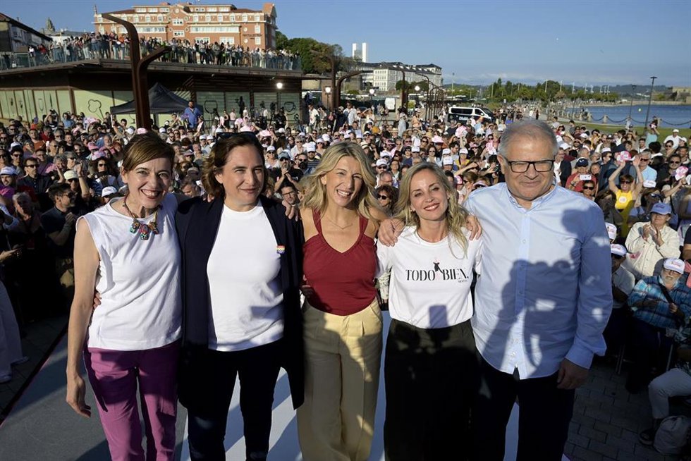 (I-D) La candidata de Sumar al Congreso, Marta Lois, la exalcaldesa y líder de BComú en el Ayuntamiento de Barcelona, Ada Colau, la vicepresidenta segunda, ministra de Trabajo y Economía Social y líder de Sumar, Yolanda Díaz, y los candidatos de Sumar a