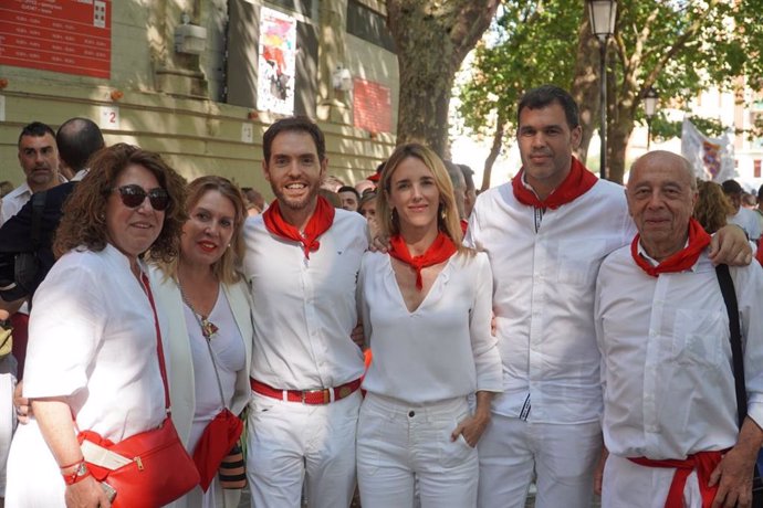 Cayetana Álvarez de Toledo acompañada por el presidente del PP de Navarra, Javier García, y los candidatos al Congreso y el Senado, Sergio Sayas y Amelia Salanueva.